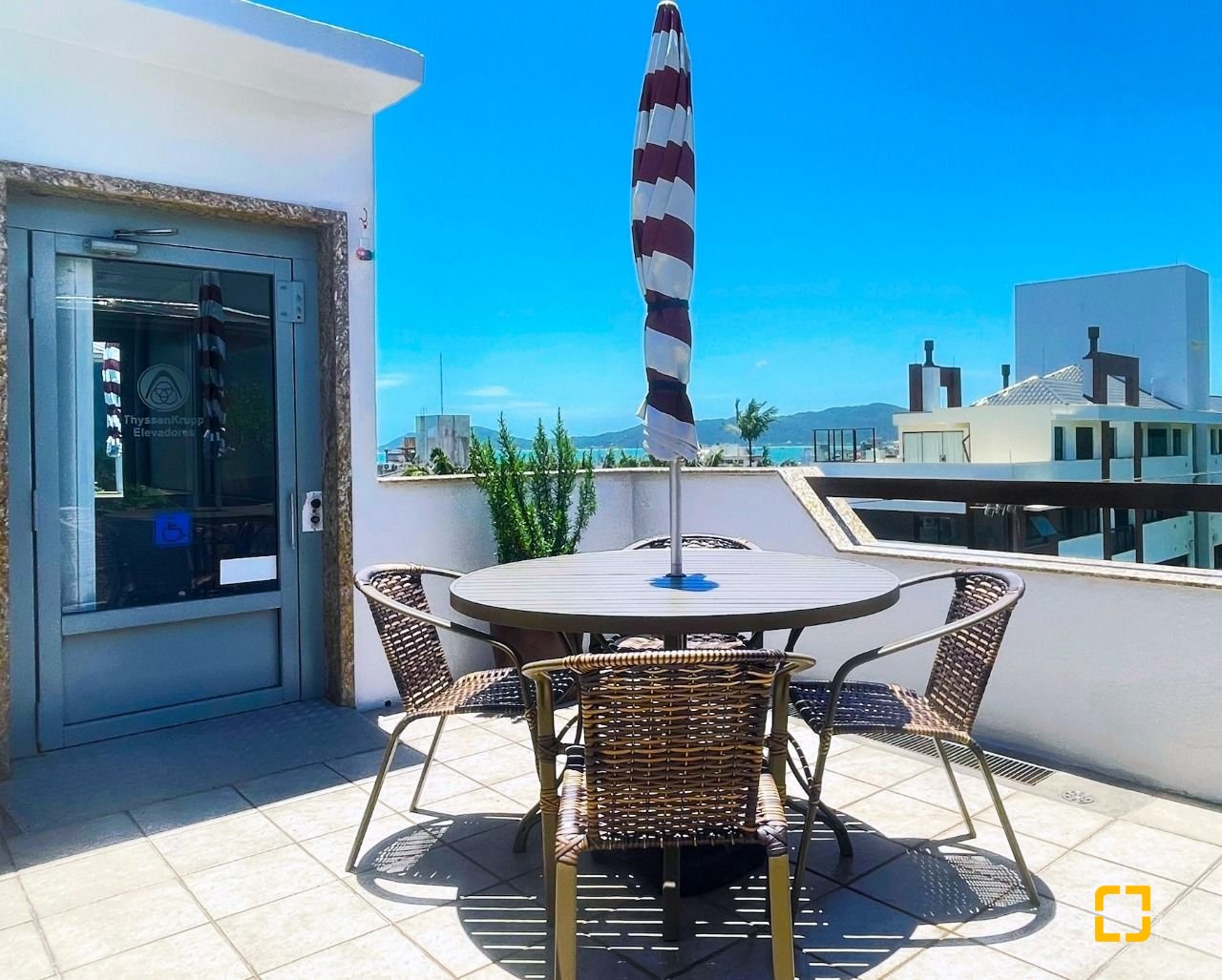 Cobertura com 297m², 5 quartos (sendo 3 suítes), 2 garagens, no bairro Canasvieiras em Florianópolis