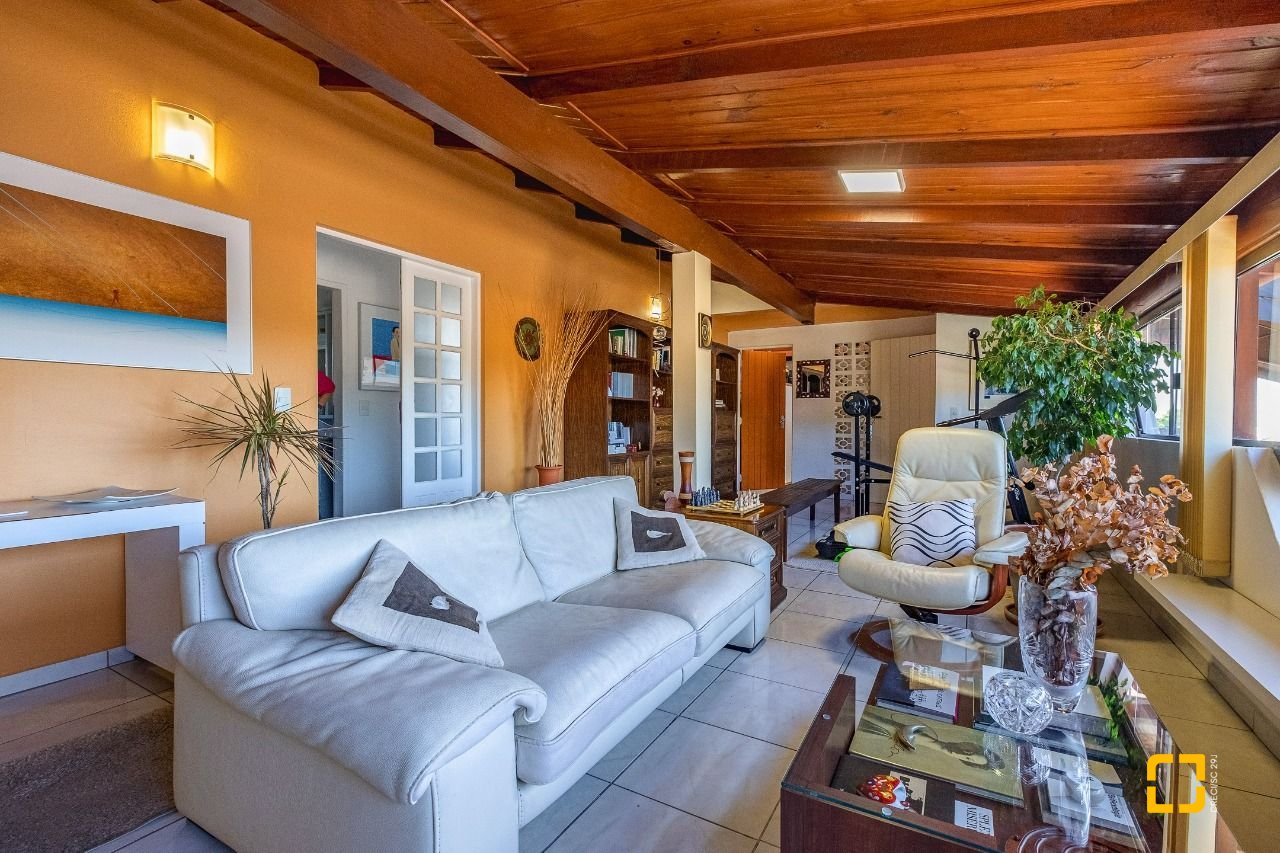 Cobertura com 297m², 5 quartos (sendo 3 suítes), 2 garagens, no bairro Canasvieiras em Florianópolis