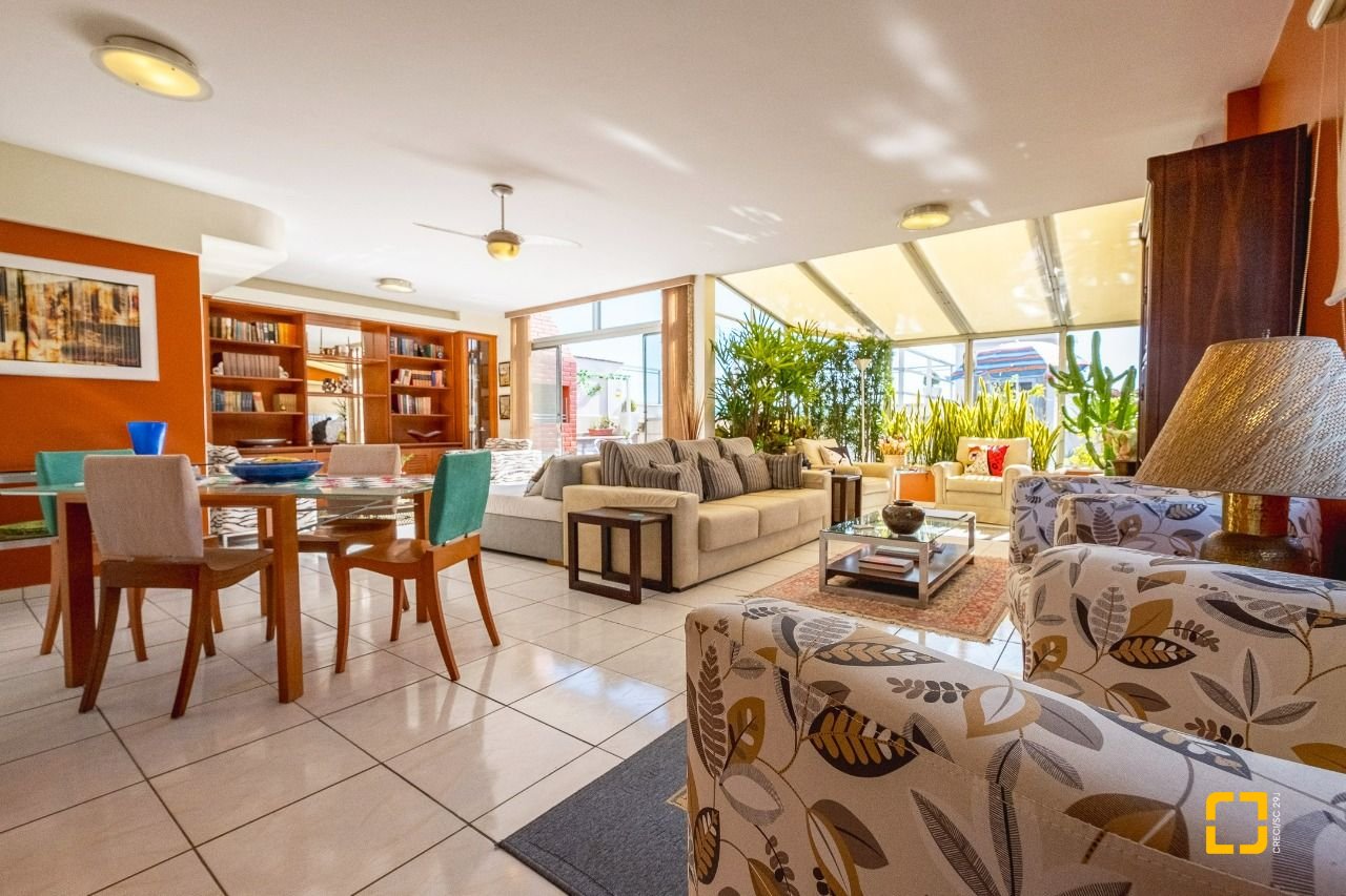 Cobertura com 297m², 5 quartos (sendo 3 suítes), 2 garagens, no bairro Canasvieiras em Florianópolis