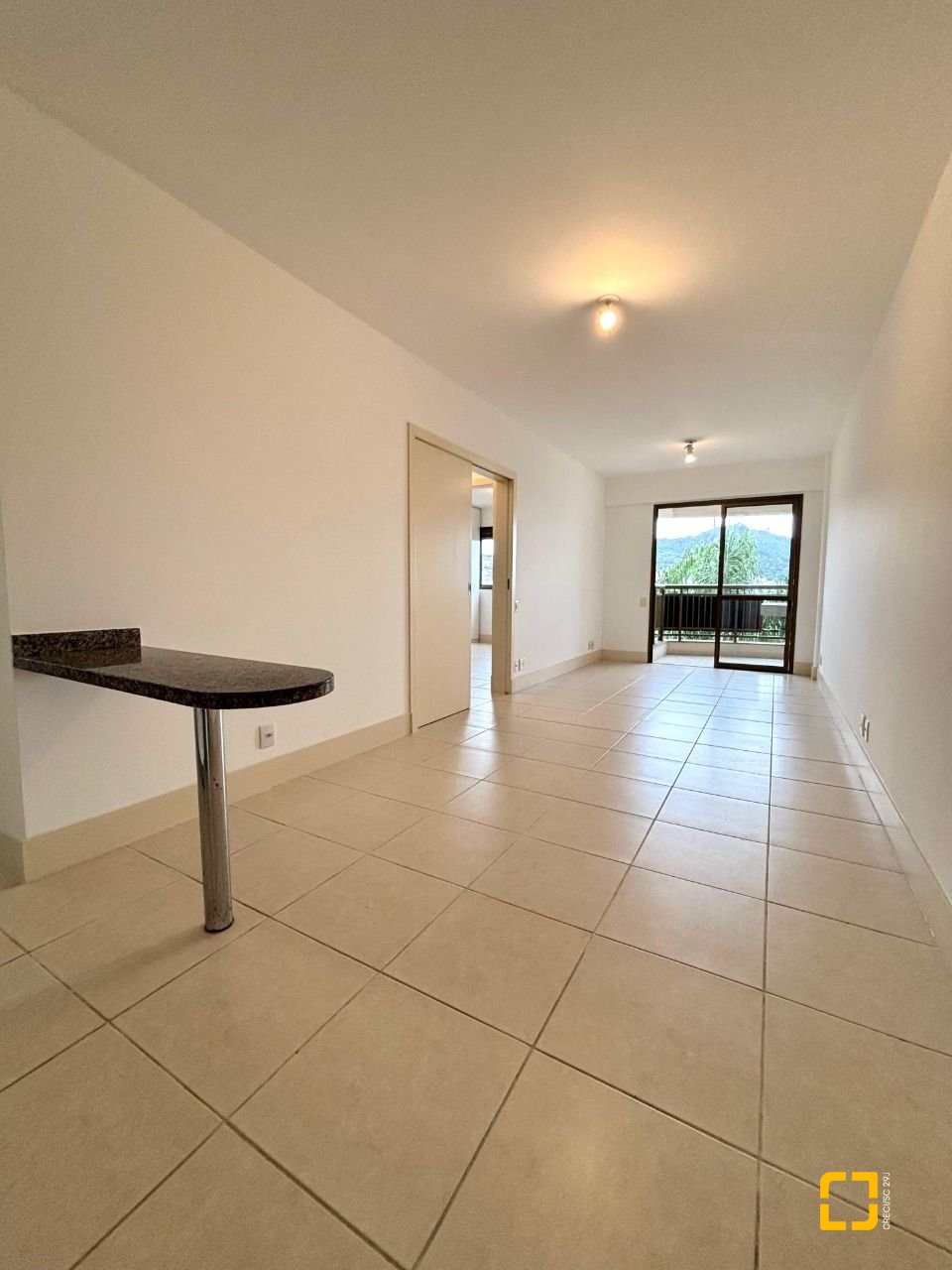Apartamento com 75m², 3 quartos (sendo 1 suíte), 1 garagem, no bairro Pantanal em Florianópolis