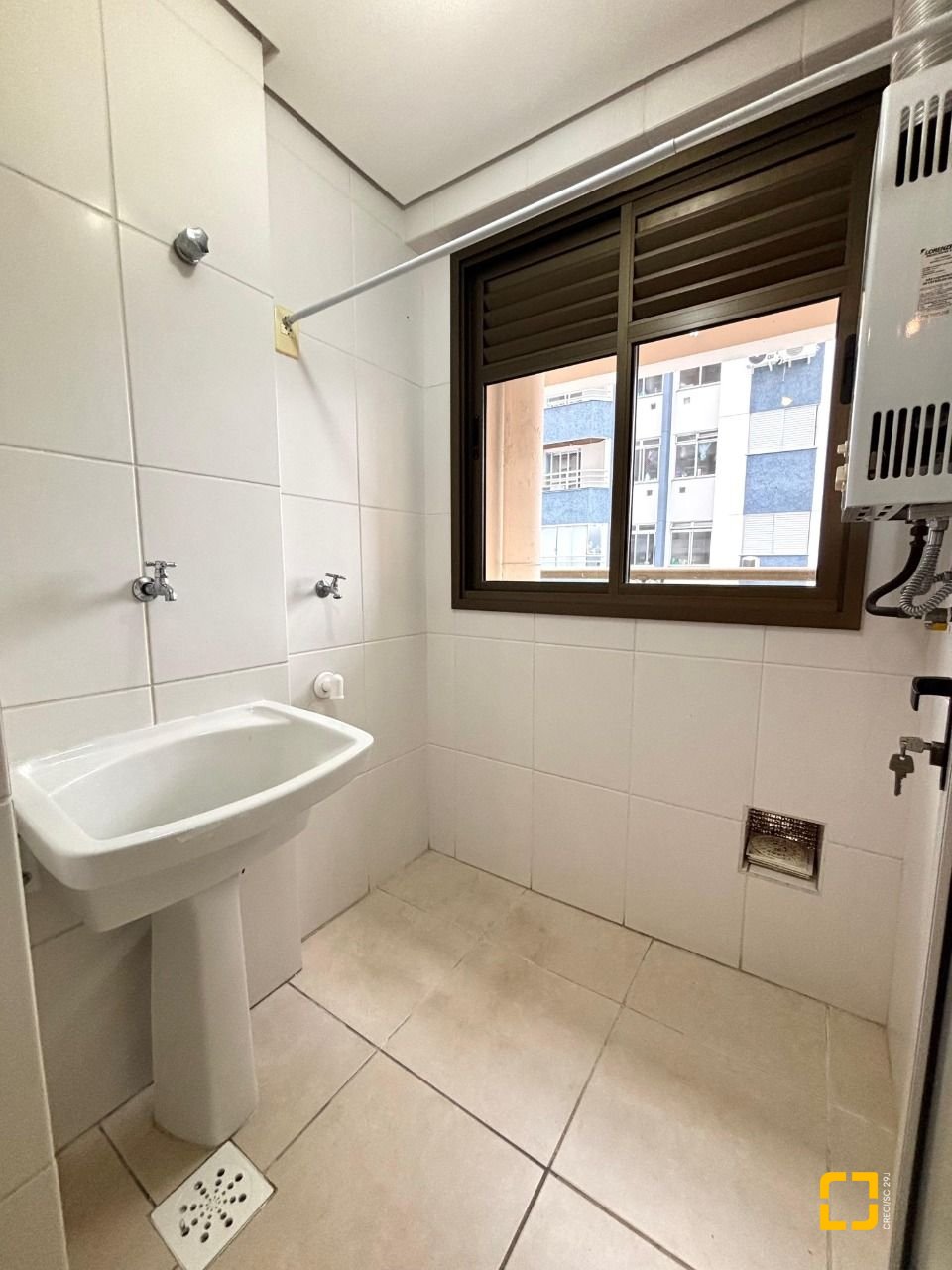 Apartamento com 75m², 3 quartos (sendo 1 suíte), 1 garagem, no bairro Pantanal em Florianópolis