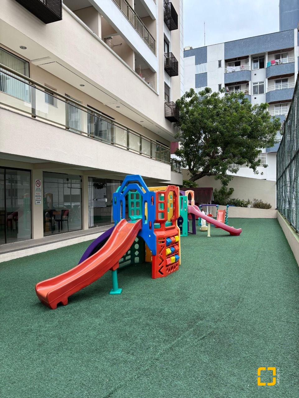 Apartamento com 75m², 3 quartos (sendo 1 suíte), 1 garagem, no bairro Pantanal em Florianópolis