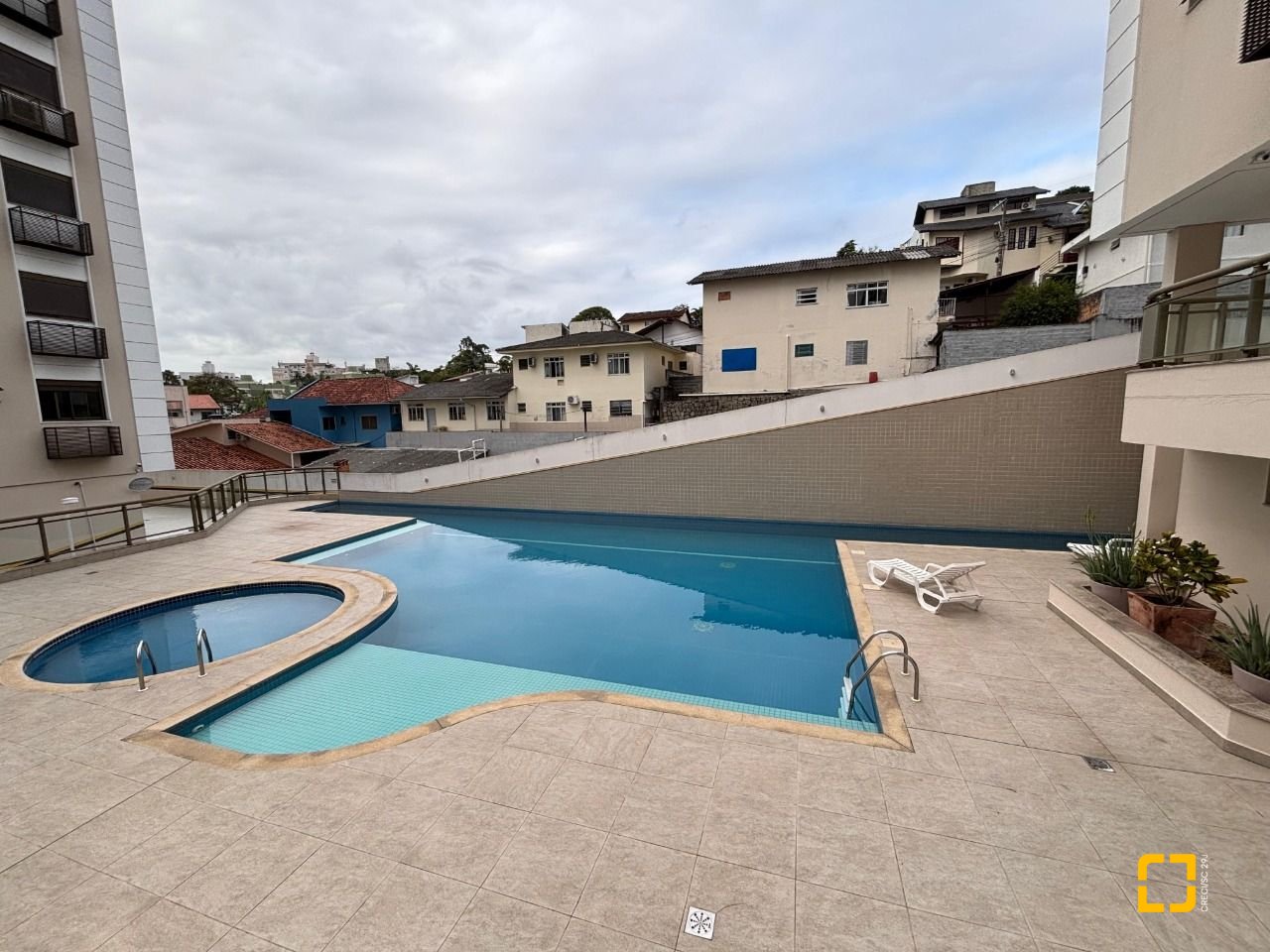 Apartamento com 75m², 3 quartos (sendo 1 suíte), 1 garagem, no bairro Pantanal em Florianópolis