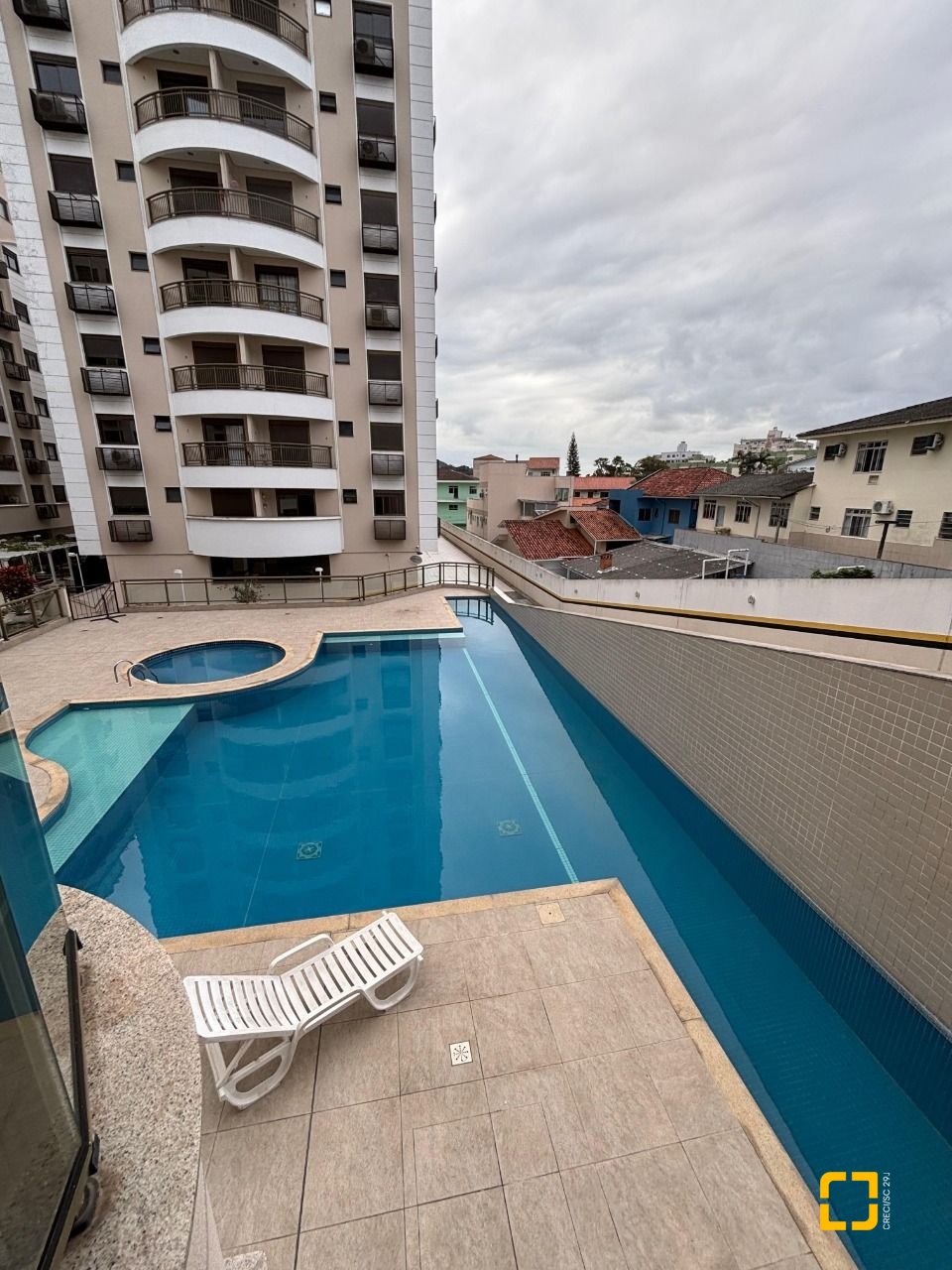 Apartamento com 75m², 3 quartos (sendo 1 suíte), 1 garagem, no bairro Pantanal em Florianópolis