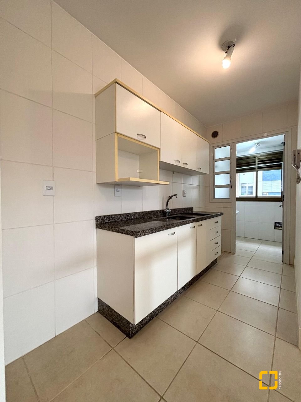 Apartamento com 75m², 3 quartos (sendo 1 suíte), 1 garagem, no bairro Pantanal em Florianópolis