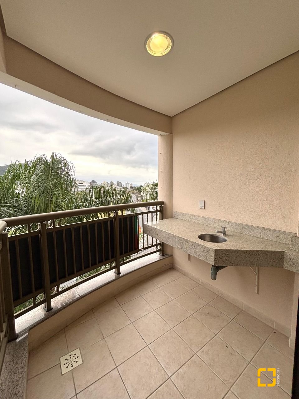 Apartamento com 75m², 3 quartos (sendo 1 suíte), 1 garagem, no bairro Pantanal em Florianópolis