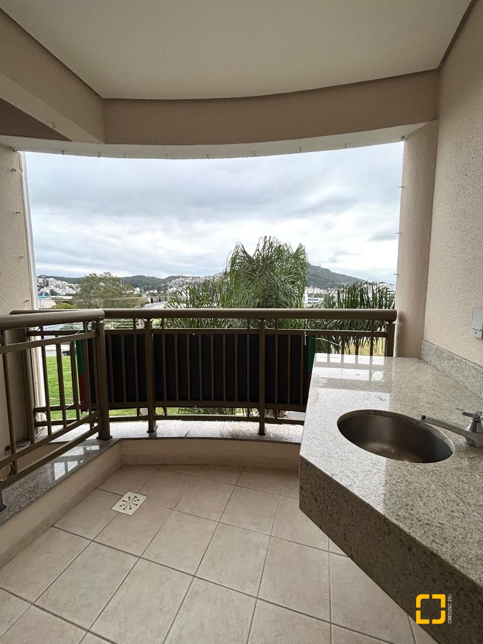 Apartamento com 75m², 3 quartos (sendo 1 suíte), 1 garagem, no bairro Pantanal em Florianópolis