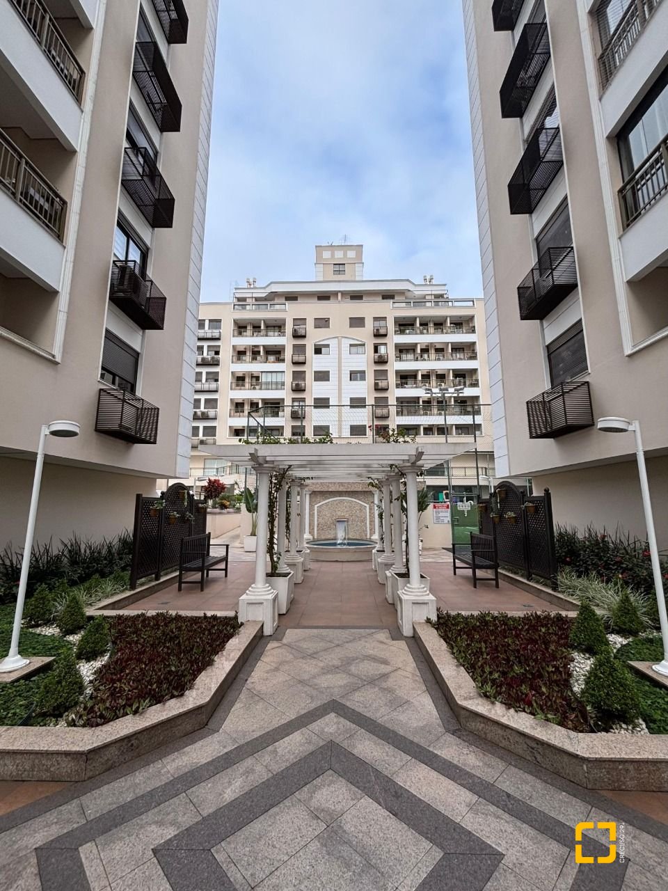 Apartamento com 75m², 3 quartos (sendo 1 suíte), 1 garagem, no bairro Pantanal em Florianópolis