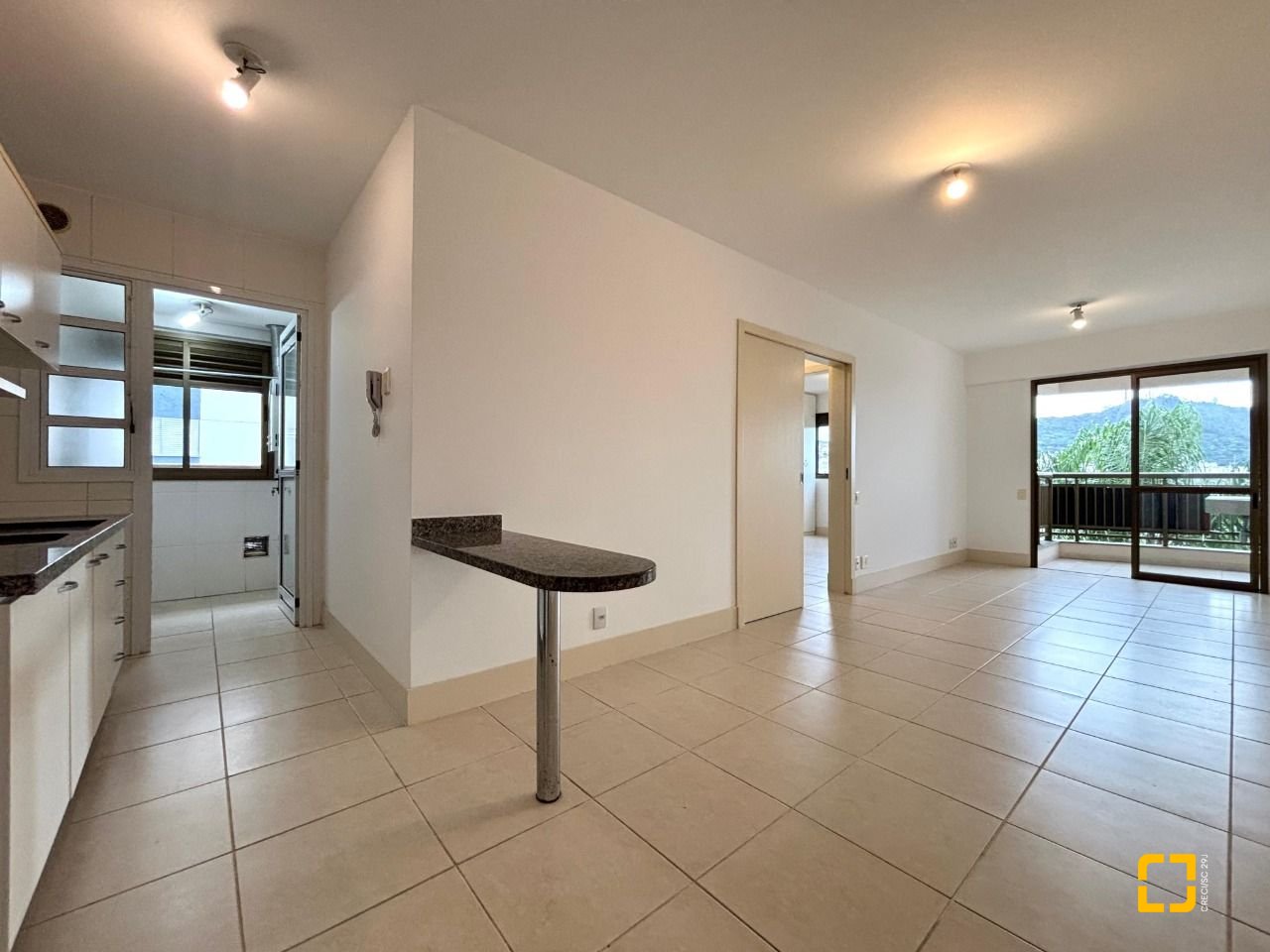 Apartamento com 75m², 3 quartos (sendo 1 suíte), 1 garagem, no bairro Pantanal em Florianópolis