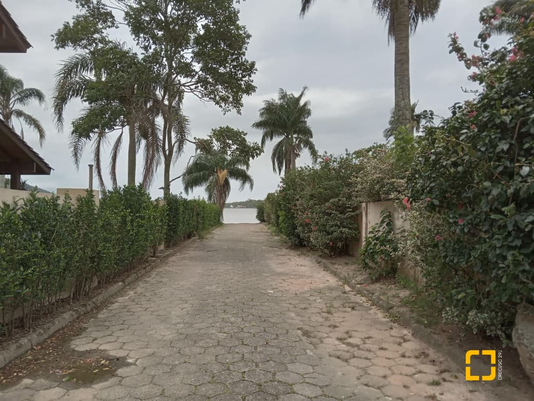 Casa com 232m², 2 quartos (sendo 1 suíte), 7 garagens, no bairro Lagoa de Conceição em Florianópolis
