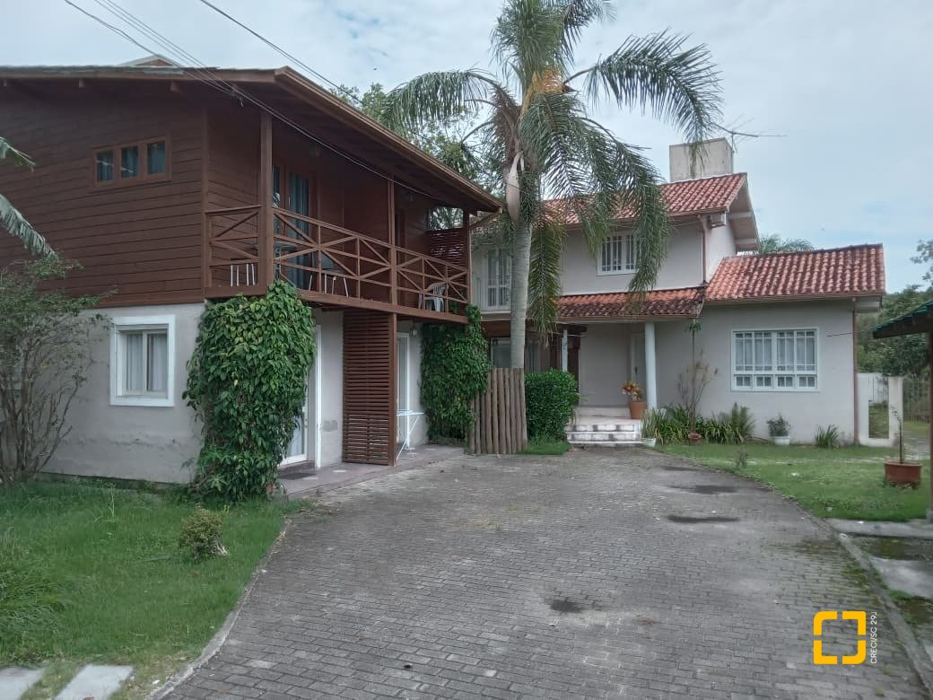 Casa com 232m², 2 quartos (sendo 1 suíte), 7 garagens, no bairro Lagoa de Conceição em Florianópolis