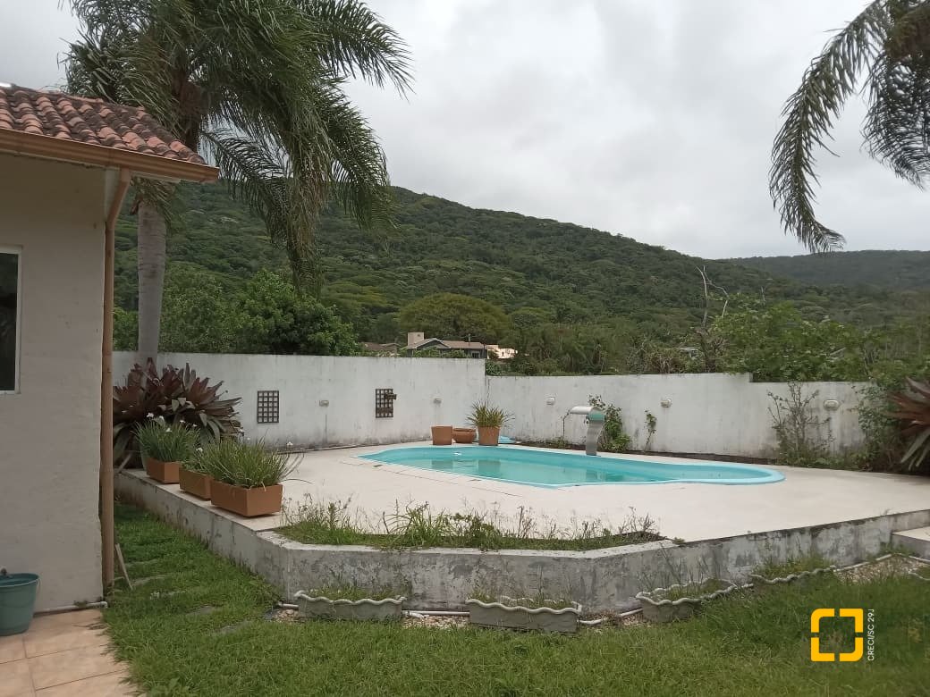 Casa com 232m², 2 quartos (sendo 1 suíte), 7 garagens, no bairro Lagoa de Conceição em Florianópolis