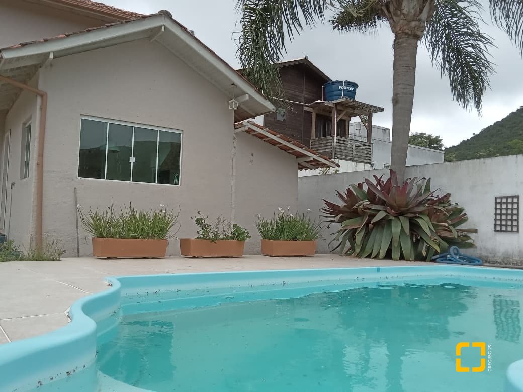 Casa com 232m², 2 quartos (sendo 1 suíte), 7 garagens, no bairro Lagoa de Conceição em Florianópolis