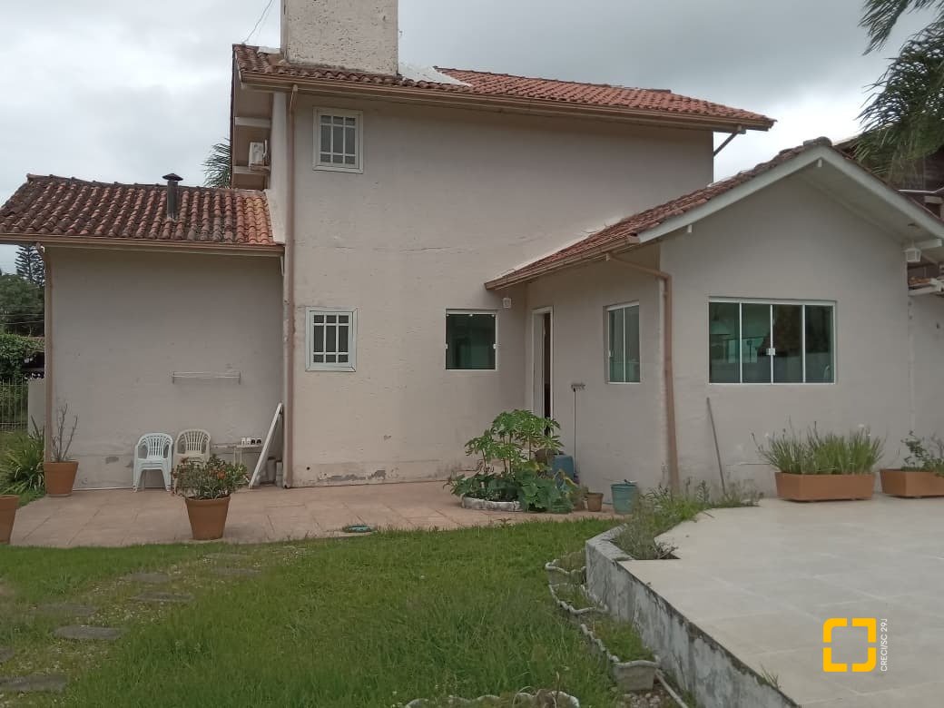 Casa com 232m², 2 quartos (sendo 1 suíte), 7 garagens, no bairro Lagoa de Conceição em Florianópolis