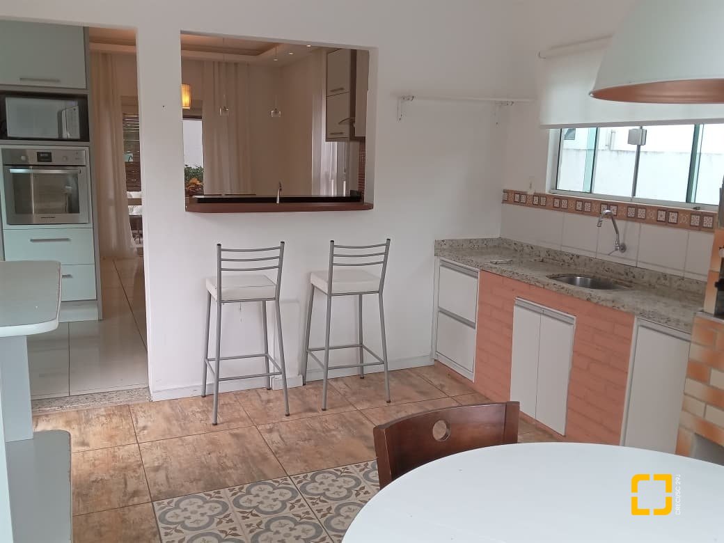 Casa com 232m², 2 quartos (sendo 1 suíte), 7 garagens, no bairro Lagoa de Conceição em Florianópolis