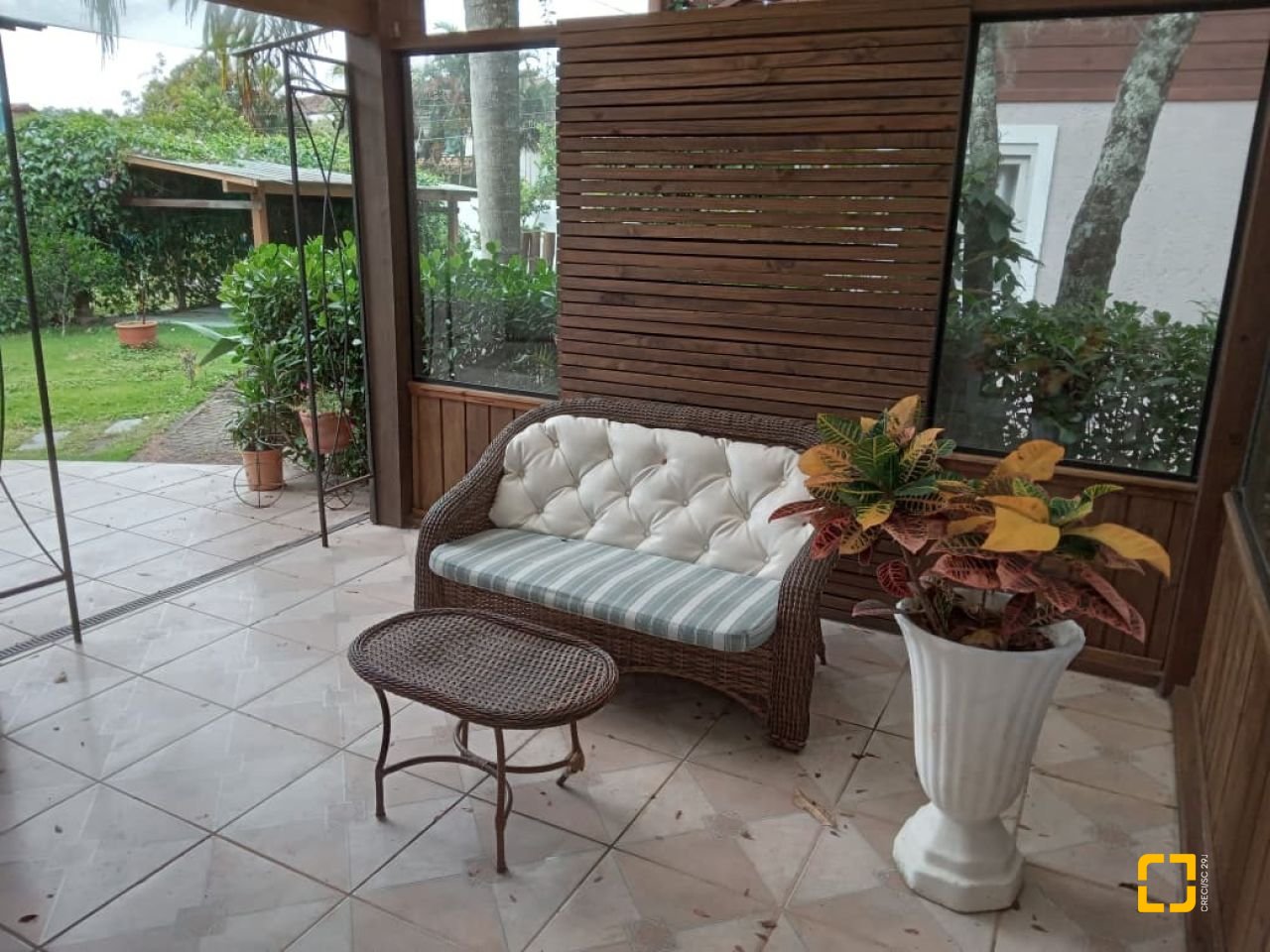 Casa com 232m², 2 quartos (sendo 1 suíte), 7 garagens, no bairro Lagoa de Conceição em Florianópolis