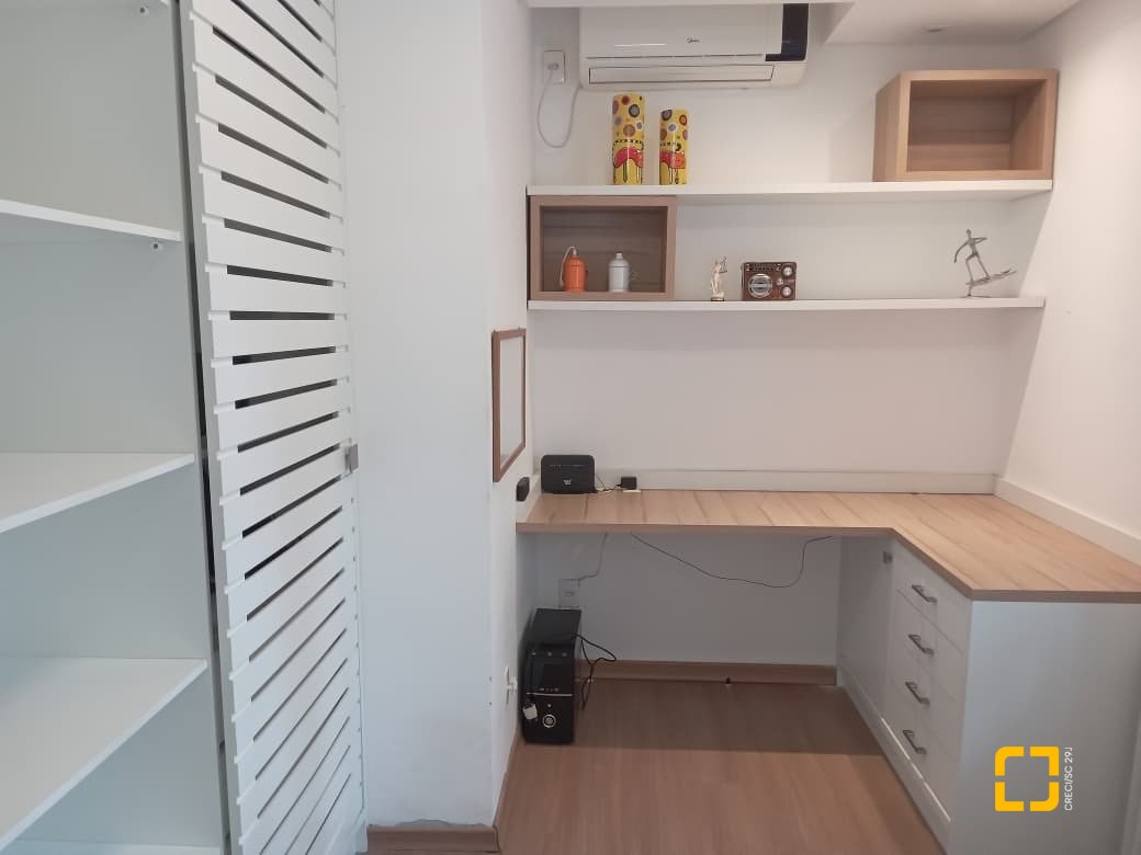 Casa com 232m², 2 quartos (sendo 1 suíte), 7 garagens, no bairro Lagoa de Conceição em Florianópolis