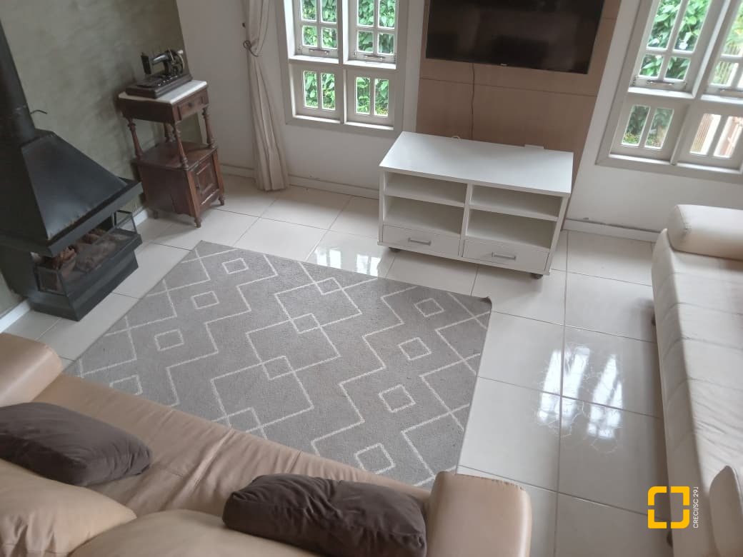 Casa com 232m², 2 quartos (sendo 1 suíte), 7 garagens, no bairro Lagoa de Conceição em Florianópolis