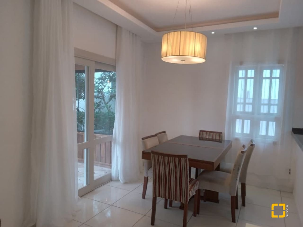 Casa com 232m², 2 quartos (sendo 1 suíte), 7 garagens, no bairro Lagoa de Conceição em Florianópolis
