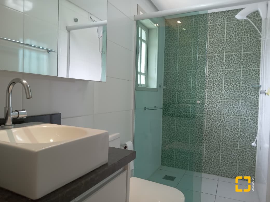 Casa com 232m², 2 quartos (sendo 1 suíte), 7 garagens, no bairro Lagoa de Conceição em Florianópolis