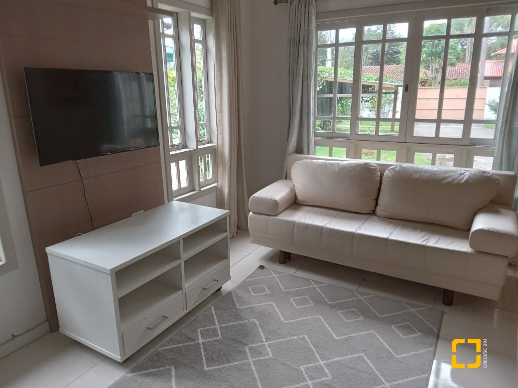 Casa com 232m², 2 quartos (sendo 1 suíte), 7 garagens, no bairro Lagoa de Conceição em Florianópolis
