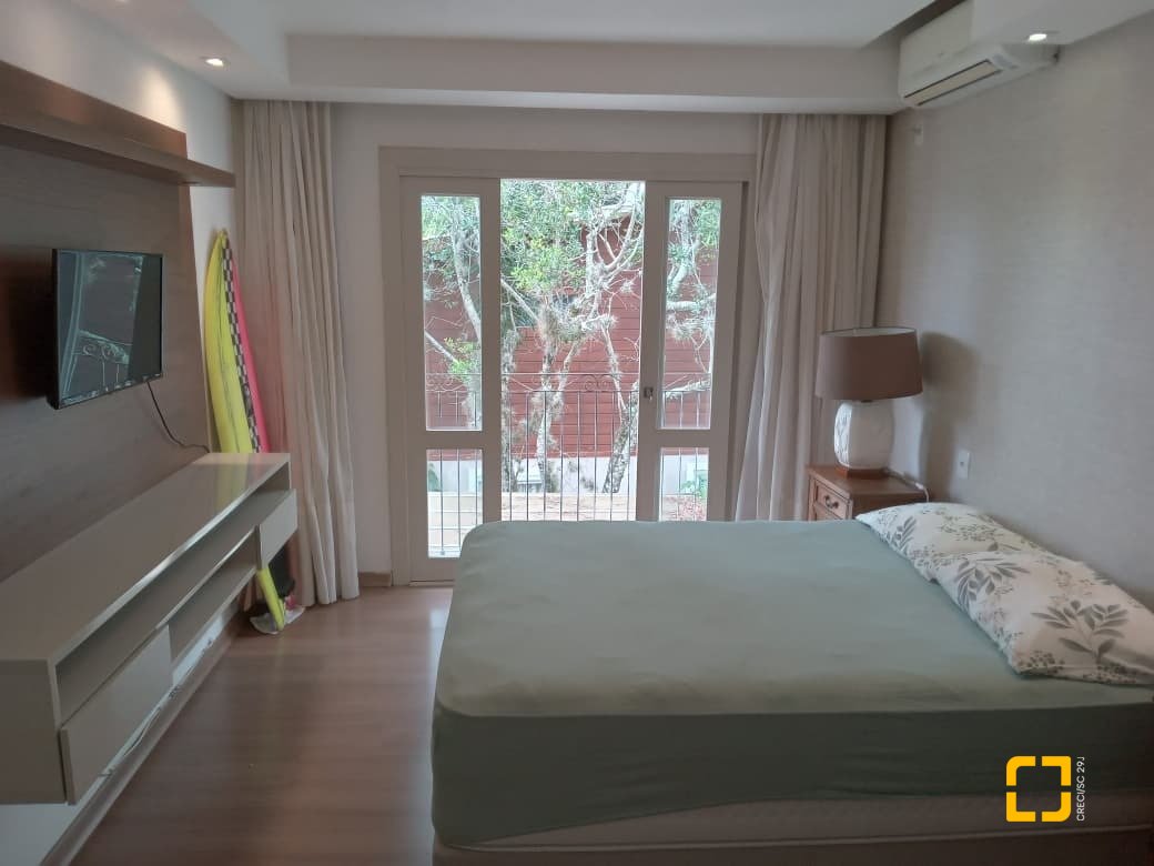 Casa com 232m², 2 quartos (sendo 1 suíte), 7 garagens, no bairro Lagoa de Conceição em Florianópolis