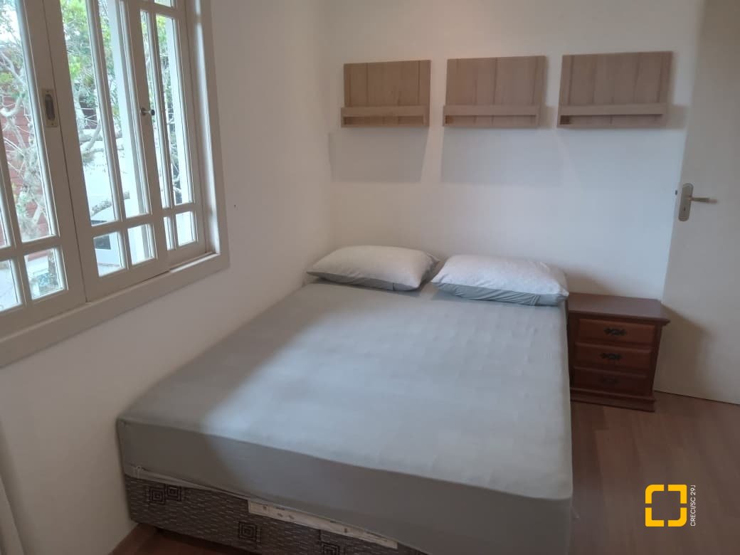 Casa com 232m², 2 quartos (sendo 1 suíte), 7 garagens, no bairro Lagoa de Conceição em Florianópolis