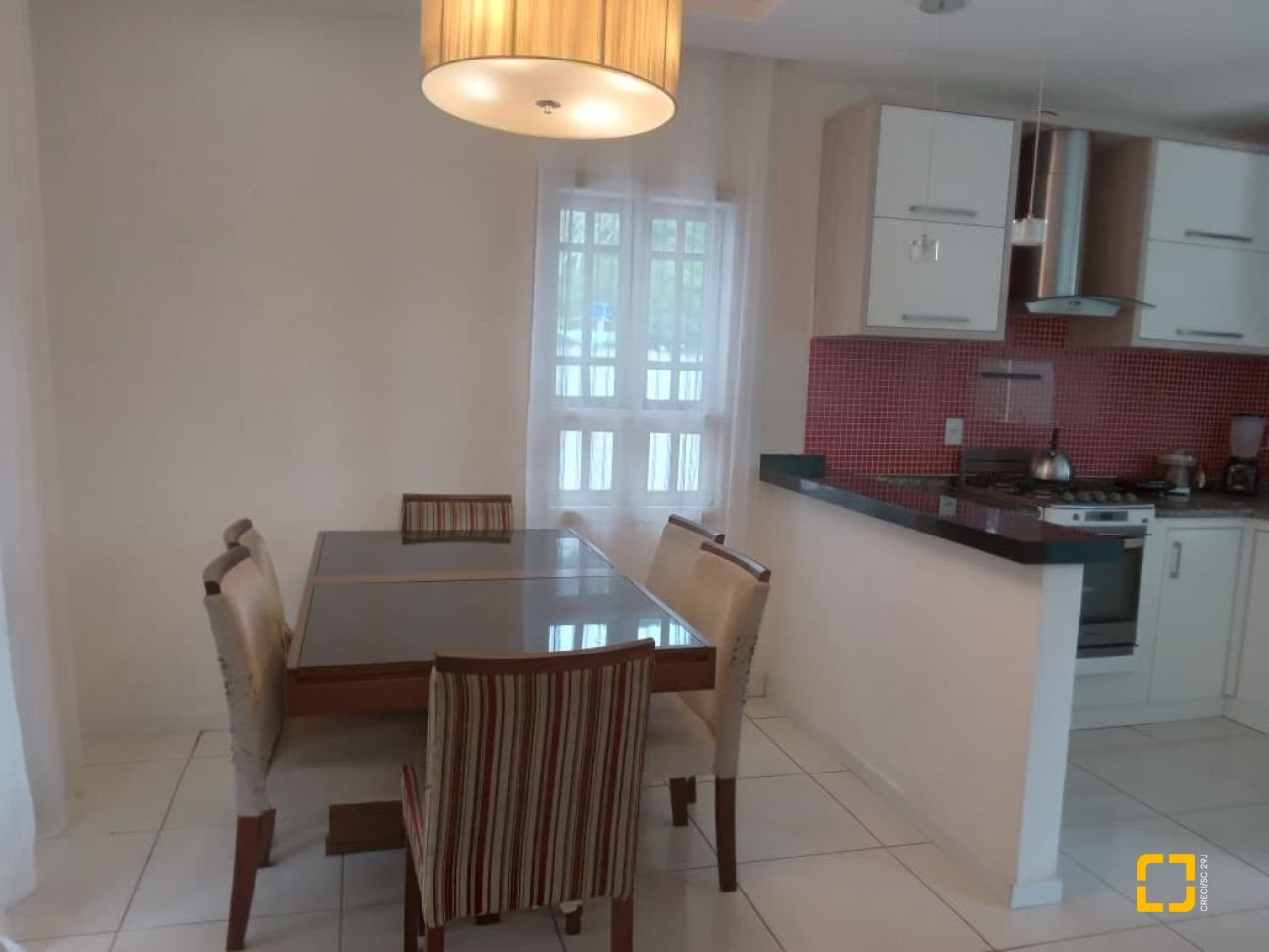 Casa com 232m², 2 quartos (sendo 1 suíte), 7 garagens, no bairro Lagoa de Conceição em Florianópolis