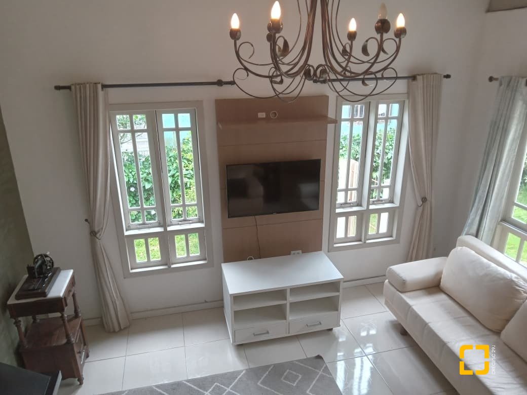 Casa com 232m², 2 quartos (sendo 1 suíte), 7 garagens, no bairro Lagoa de Conceição em Florianópolis