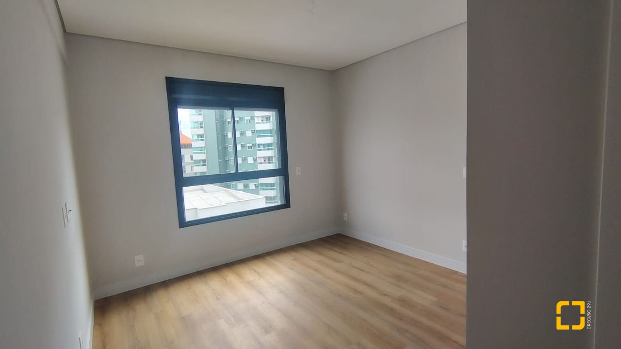 Apartamento com 71m², 3 quartos (sendo 1 suíte), 2 garagens, no bairro Coqueiros em Florianópolis