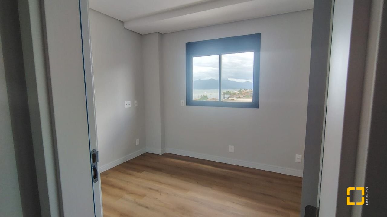 Apartamento com 71m², 3 quartos (sendo 1 suíte), 2 garagens, no bairro Coqueiros em Florianópolis
