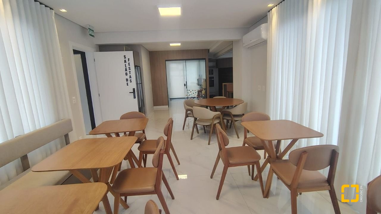 Apartamento com 71m², 3 quartos (sendo 1 suíte), 2 garagens, no bairro Coqueiros em Florianópolis