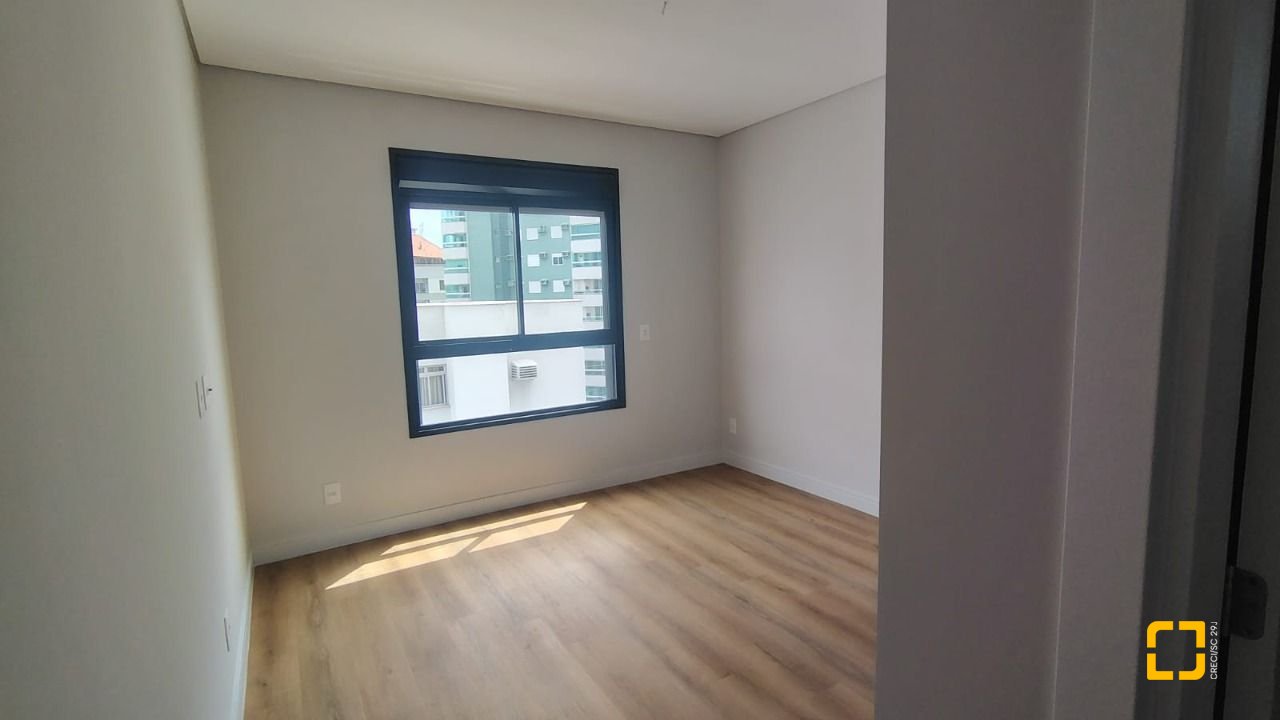 Apartamento com 71m², 3 quartos (sendo 1 suíte), 2 garagens, no bairro Coqueiros em Florianópolis