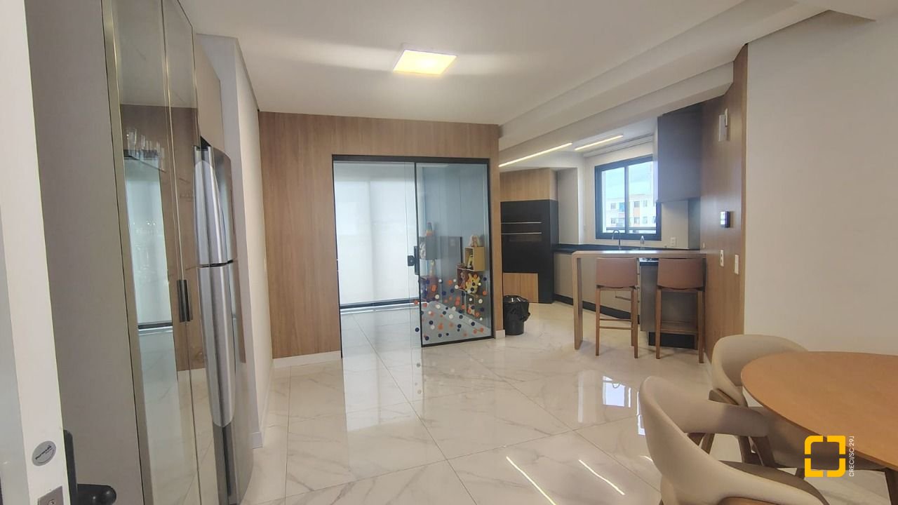 Apartamento com 71m², 3 quartos (sendo 1 suíte), 2 garagens, no bairro Coqueiros em Florianópolis