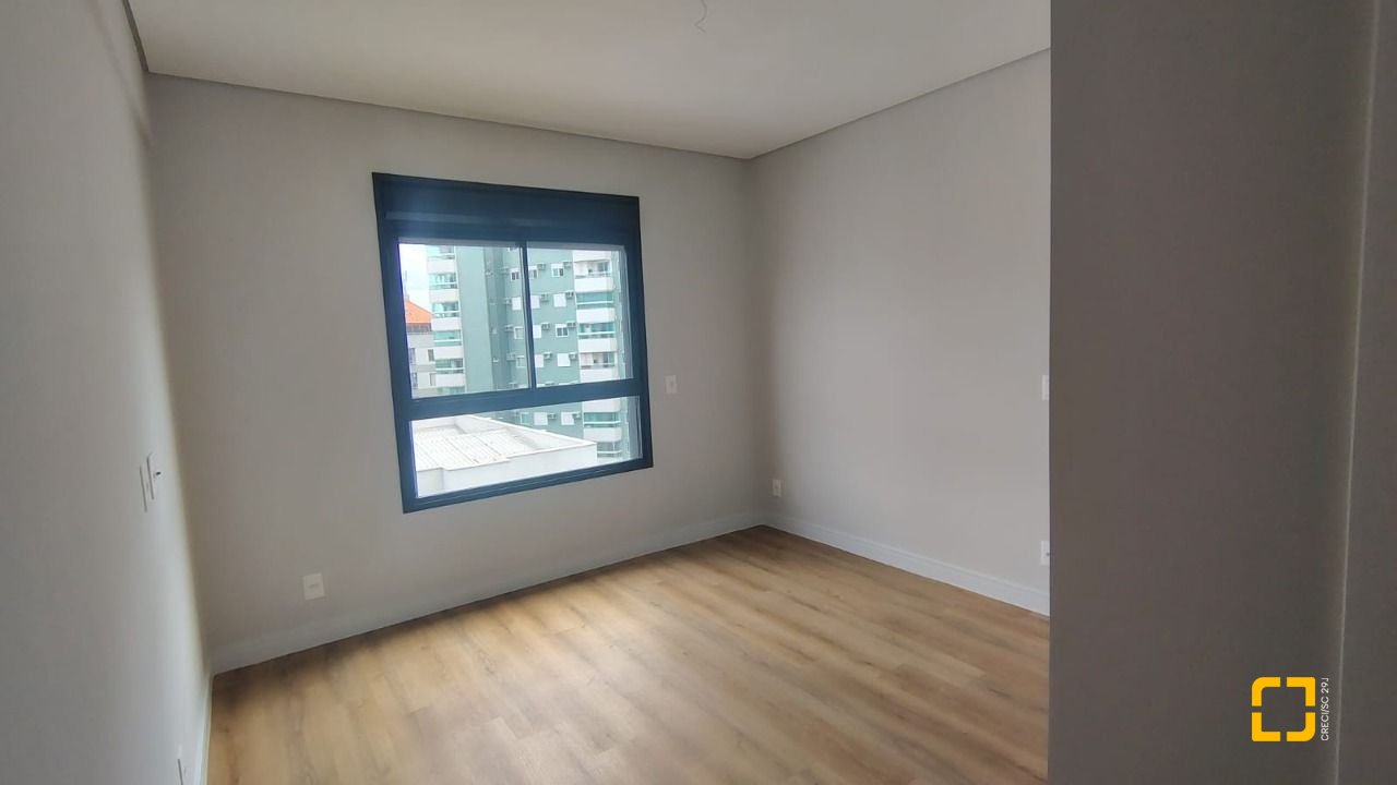 Apartamento com 86m², 5 quartos (sendo 2 suítes), 2 garagens, no bairro Coqueiros em Florianópolis