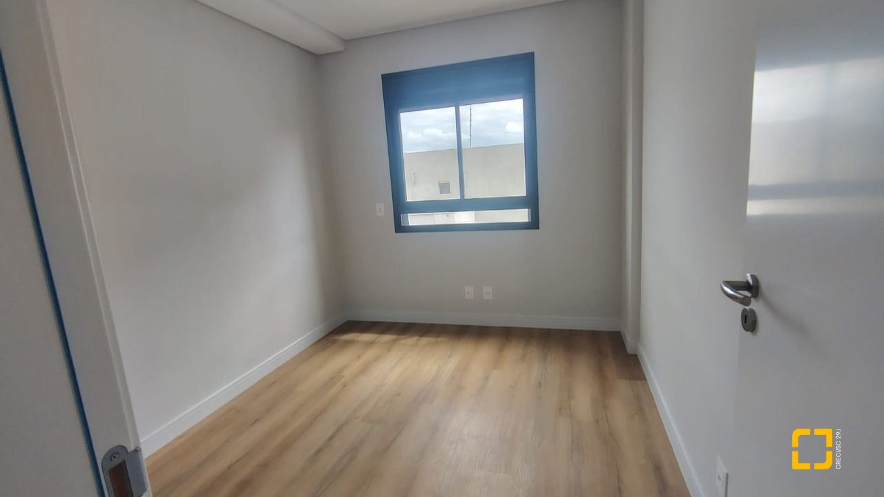 Apartamento com 86m², 5 quartos (sendo 2 suítes), 2 garagens, no bairro Coqueiros em Florianópolis