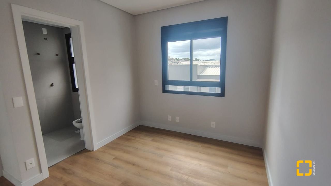 Apartamento com 86m², 5 quartos (sendo 2 suítes), 2 garagens, no bairro Coqueiros em Florianópolis
