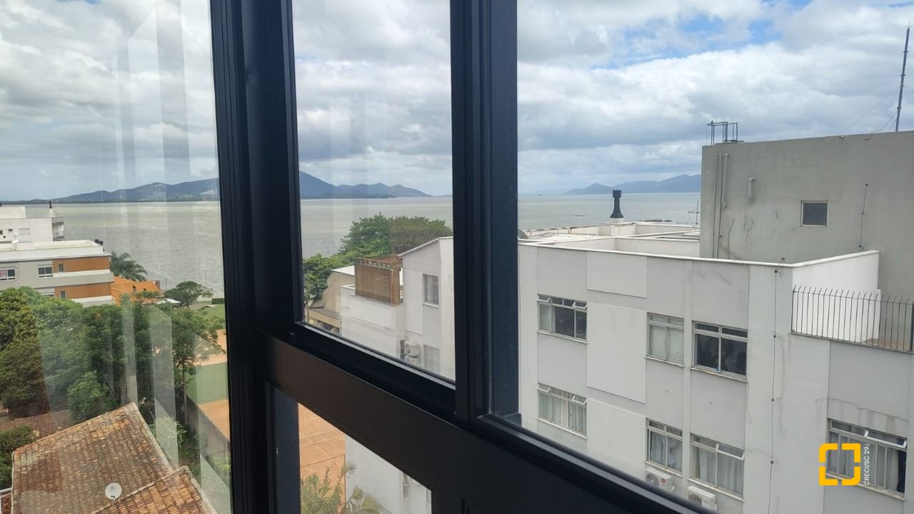 Apartamento com 86m², 5 quartos (sendo 2 suítes), 2 garagens, no bairro Coqueiros em Florianópolis