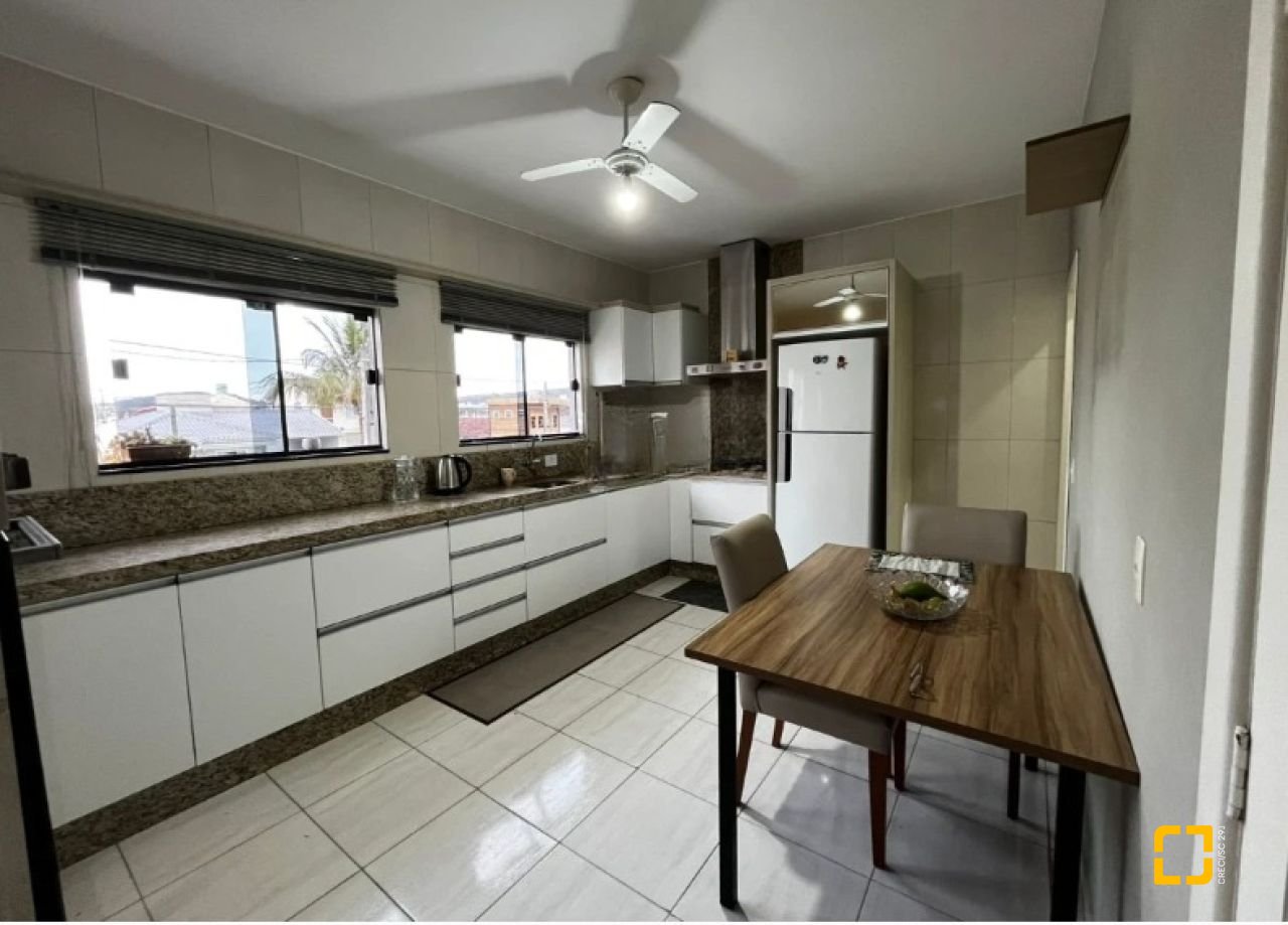 Casa com 240m², 4 quartos (sendo 1 suíte), 2 garagens, no bairro Ponte do Imaruim em Palhoça