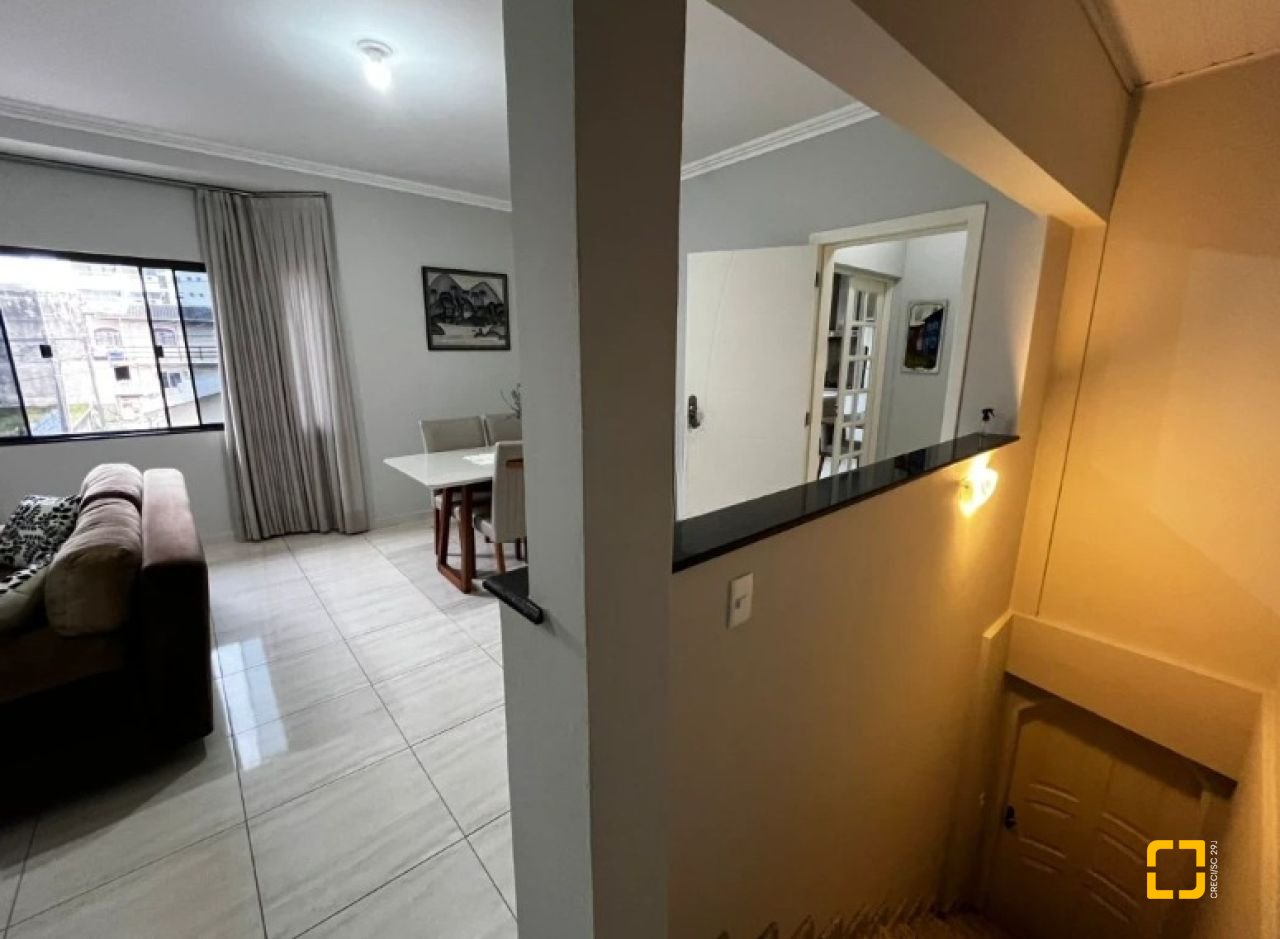 Casa com 240m², 4 quartos (sendo 1 suíte), 2 garagens, no bairro Ponte do Imaruim em Palhoça