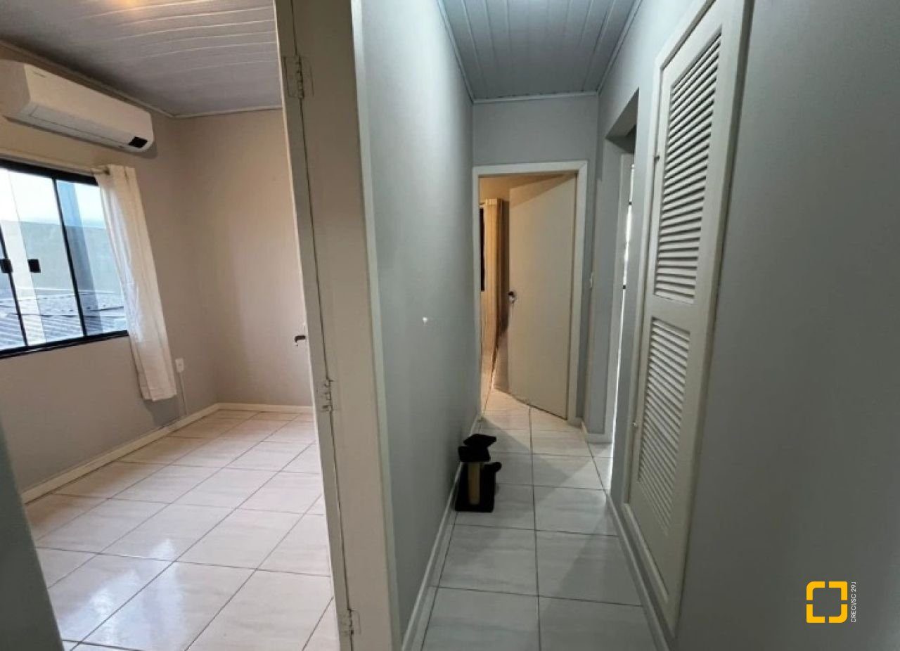Casa com 240m², 4 quartos (sendo 1 suíte), 2 garagens, no bairro Ponte do Imaruim em Palhoça