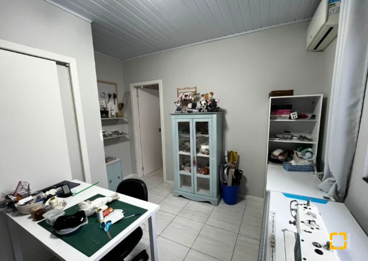 Casa com 240m², 4 quartos (sendo 1 suíte), 2 garagens, no bairro Ponte do Imaruim em Palhoça