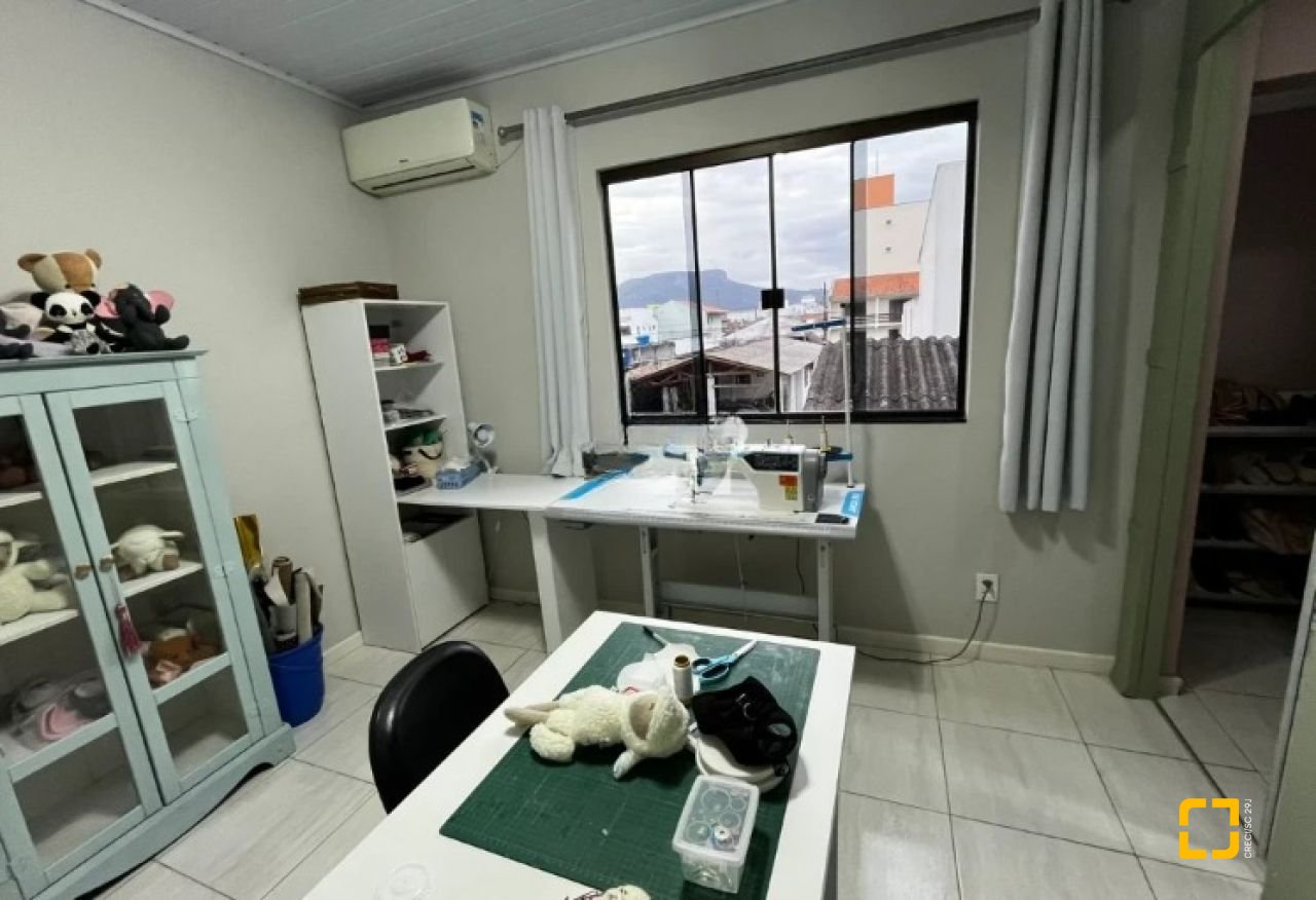 Casa com 240m², 4 quartos (sendo 1 suíte), 2 garagens, no bairro Ponte do Imaruim em Palhoça
