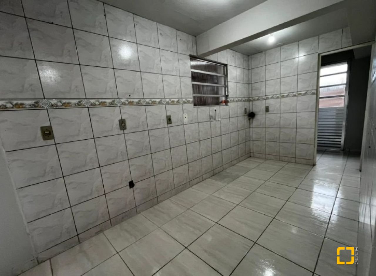 Casa com 240m², 4 quartos (sendo 1 suíte), 2 garagens, no bairro Ponte do Imaruim em Palhoça