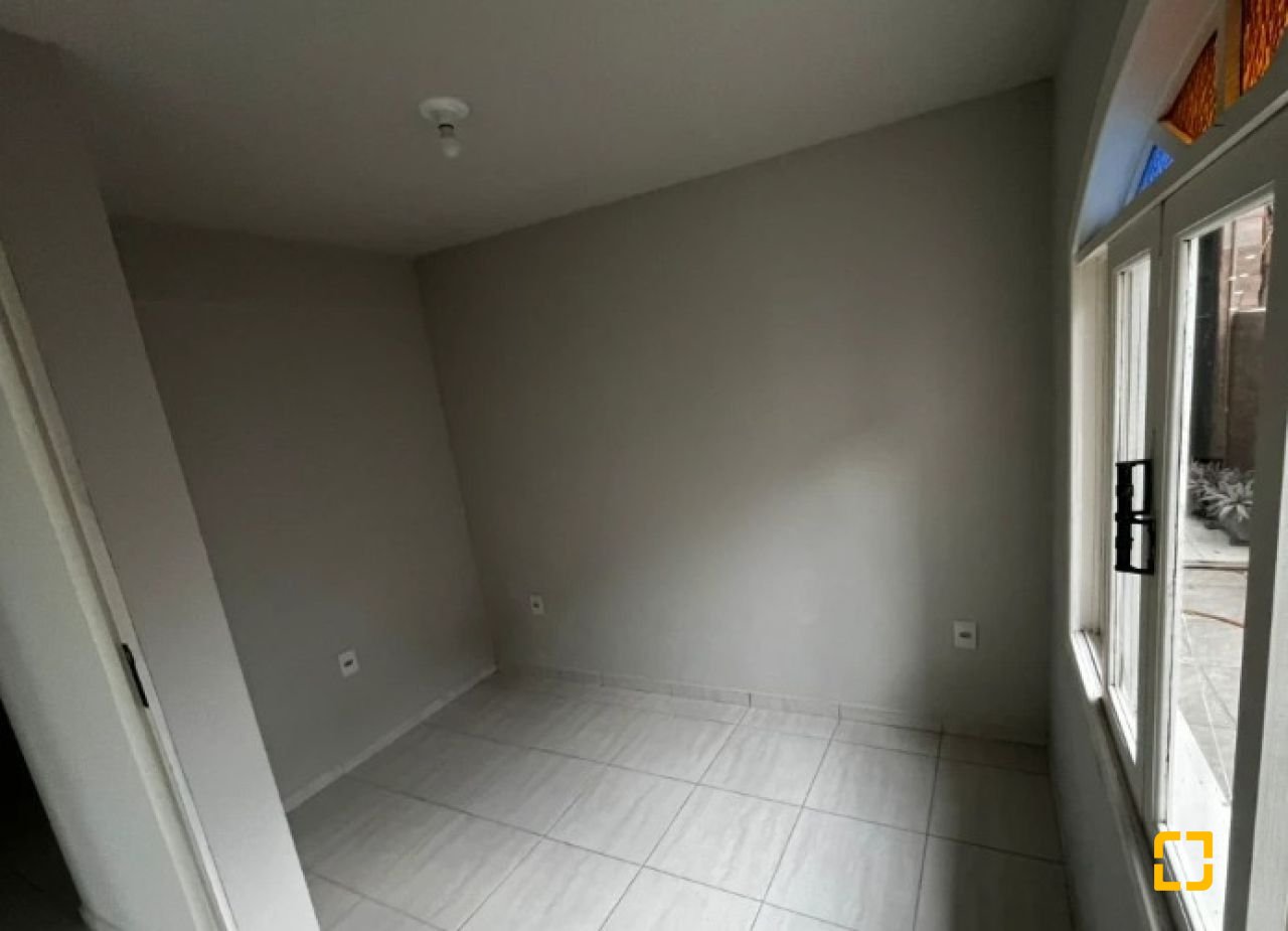 Casa com 240m², 4 quartos (sendo 1 suíte), 2 garagens, no bairro Ponte do Imaruim em Palhoça