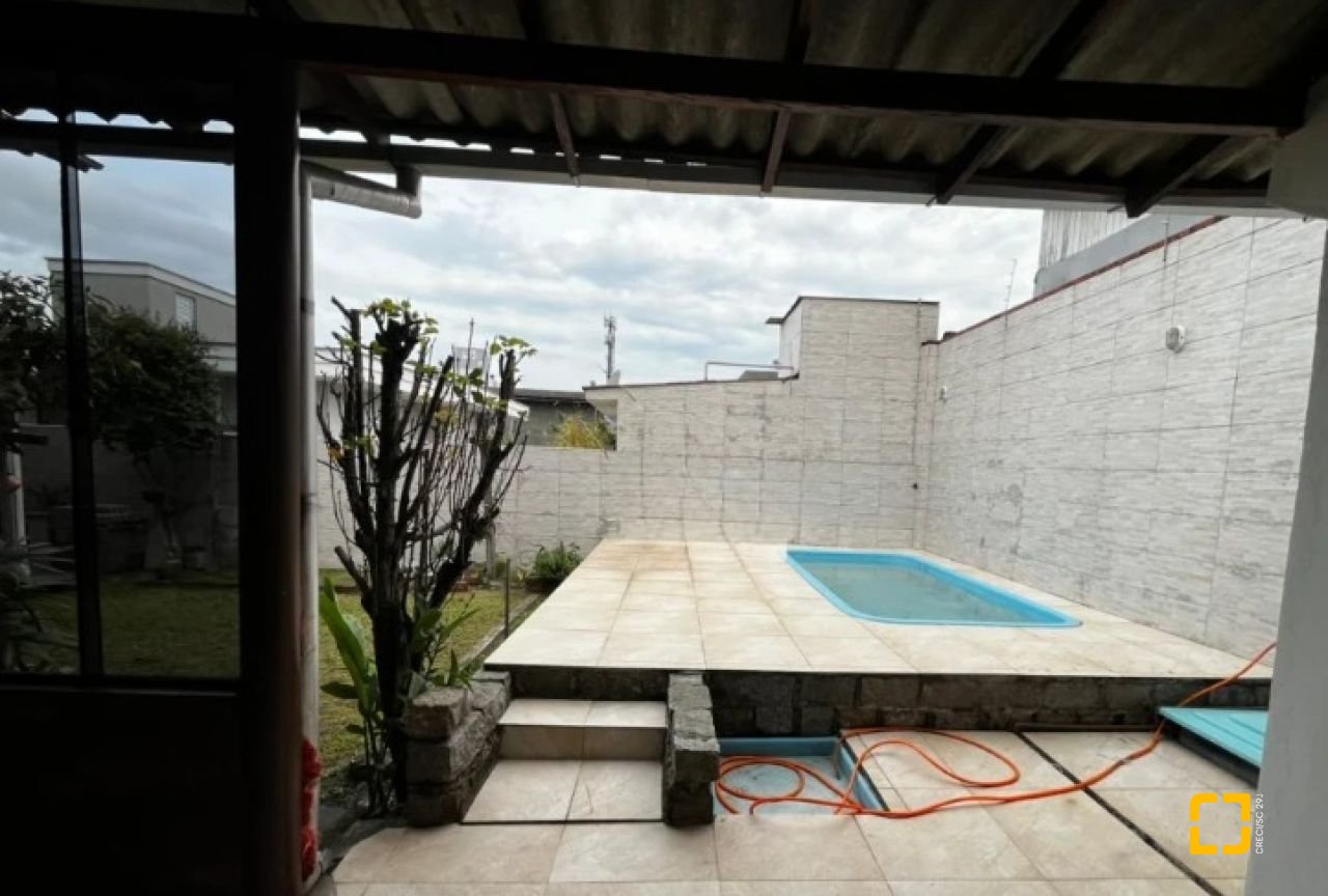 Casa com 240m², 4 quartos (sendo 1 suíte), 2 garagens, no bairro Ponte do Imaruim em Palhoça