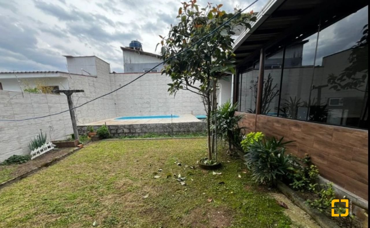 Casa com 240m², 4 quartos (sendo 1 suíte), 2 garagens, no bairro Ponte do Imaruim em Palhoça