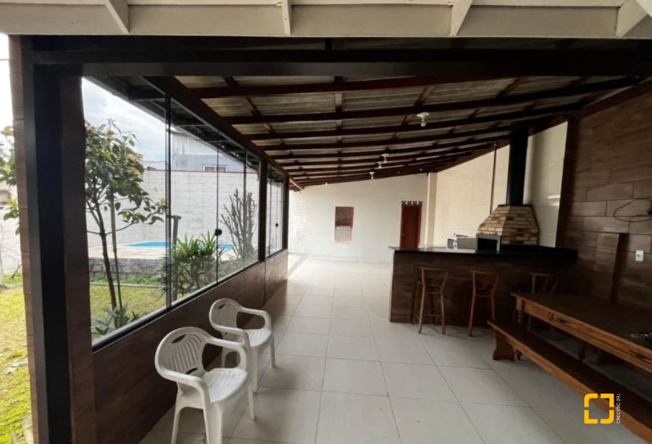 Casa com 240m², 4 quartos (sendo 1 suíte), 2 garagens, no bairro Ponte do Imaruim em Palhoça