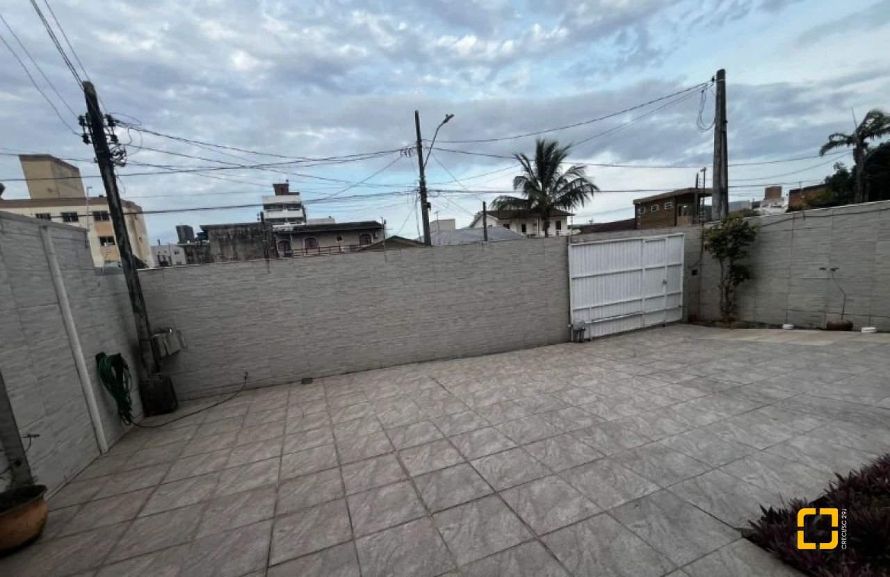 Casa com 240m², 4 quartos (sendo 1 suíte), 2 garagens, no bairro Ponte do Imaruim em Palhoça