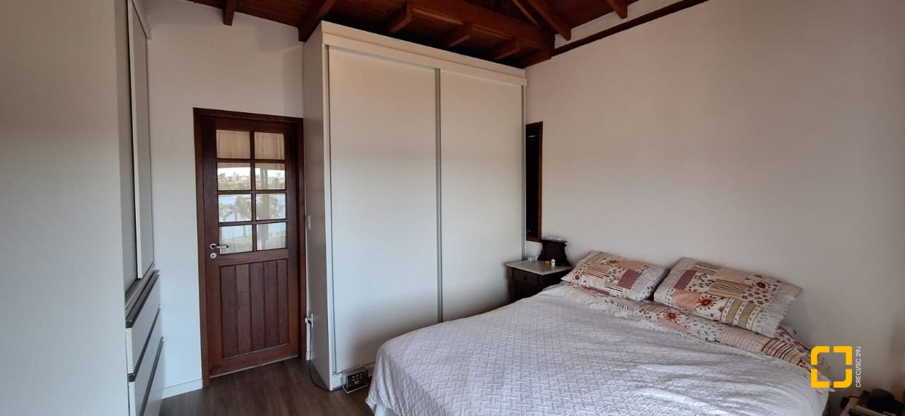Casa com 310m², 5 quartos (sendo 1 suíte), 4 garagens, no bairro Campeche em Florianópolis